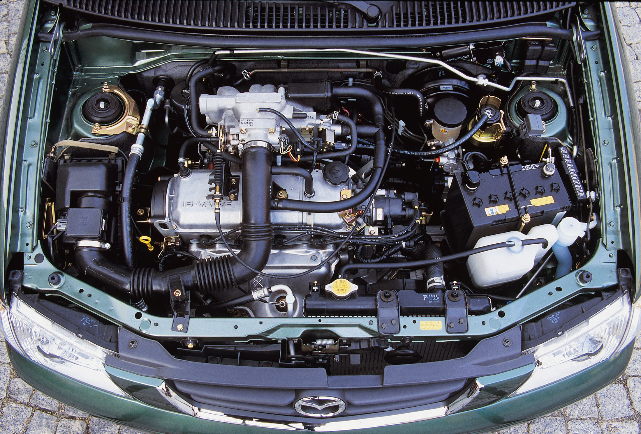 Mazda Demio 1998 моторный отсек