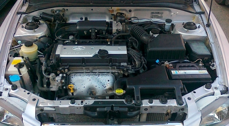Хендай акцент тагаз какой двигатель. Двигатель акцент ТАГАЗ 1.5 16 клапанов. Моторный отсек Hyundai Accent. Моторный отсек акцент ТАГАЗ. Hyundai Accent 1.5 под капотом.